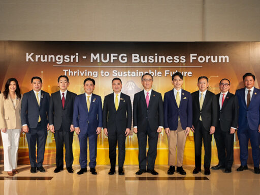 ผู้บริหาร Krungsri และ MUFG ถ่ายภาพร่วมบนเวทีงาน Business Forum 2025 ภายใต้ธีม “Thriving to Sustainable Future” ...Krungsri executives celebrate 80th anniversary, highlighting commitment to Thailand’s Climate Change Act and sustainable development