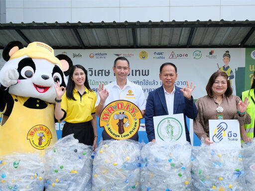 เจ้าหน้าที่ MR.D.I.Y. และ กทม. ร่วมมอบขวด PET ใช้แล้วเพื่ออัพไซเคิลเป็นเสื้อสะท้อนแสง สนับสนุนเจ้าหน้าที่รักษาความสะอาด Representatives from MR. D.I.Y. and Bangkok Metropolitan Administration delivering used PET bottles to be upcycled into reflective safety vests for sanitation workers across Bangkok