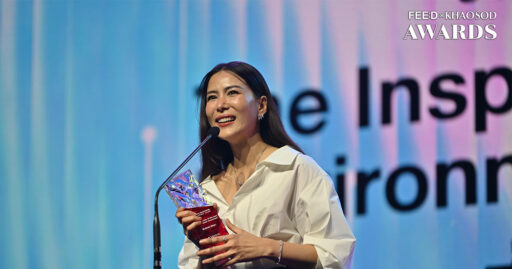 Cherry เข็มอัปสร ยืนรับรางวัล “Inspiration of the Year: Environmental Awareness” พร้อมแบ็คกราวด์ไอคอนสิ่งแวดล้อมและโลโก้ FEED x Khaosod