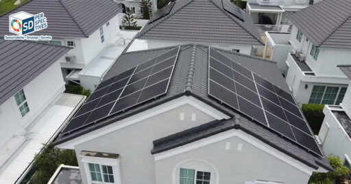 ภาพแผง Solar Rooftop บนบ้านพักอาศัย สะท้อนการลงทุนพลังงานสะอาดและลดค่าไฟระยะยาว