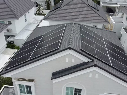 ภาพแผง Solar Rooftop บนบ้านพักอาศัย สะท้อนการลงทุนพลังงานสะอาดและลดค่าไฟระยะยาว