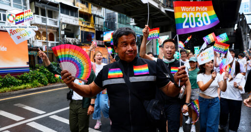 ชัชชาติ สิทธิพันธุ์ ร่วมเดินขบวน Bangkok Pride Festival 2026 พร้อมผู้ร่วมงานถือธงสีรุ้งและป้าย WorldPride 2030 สะท้อนวิสัยทัศน์กรุงเทพฯ สู่เมืองแห่งความเท่าเทียมและความหลากหลาย