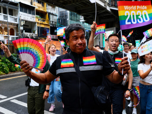 ชัชชาติ สิทธิพันธุ์ ร่วมเดินขบวน Bangkok Pride Festival 2026 พร้อมผู้ร่วมงานถือธงสีรุ้งและป้าย WorldPride 2030 สะท้อนวิสัยทัศน์กรุงเทพฯ สู่เมืองแห่งความเท่าเทียมและความหลากหลาย