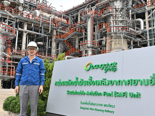 Bangchak Group เปิดโรงงานผลิต Sustainable Aviation Fuel (SAF) เชิงพาณิชย์แห่งแรกของไทย เพื่อขับเคลื่อนอุตสาหกรรมการบินคาร์บอนต่ำ | SD Perspectives : ESG & Business Strategy Media in Thailand Bangchak Group launches Thailand’s first commercial Sustainable Aviation Fuel (SAF) production facility to support low-carbon aviation and energy transition | SD Perspectives : ESG & Business Strategy Media in Thailand