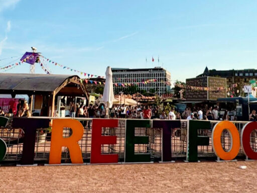 บรรยากาศ Geneva Street Food Festival พร้อมจุดคัดแยกขยะและการจัดการของเสียตามแนวคิด Zero Waste ในเมืองเจนีวา ประเทศสวิตเซอร์แลนด์ Visitors enjoying Geneva Street Food Festival with food stalls, reusable containers and waste sorting areas as part of sustainable event design in Switzerland.