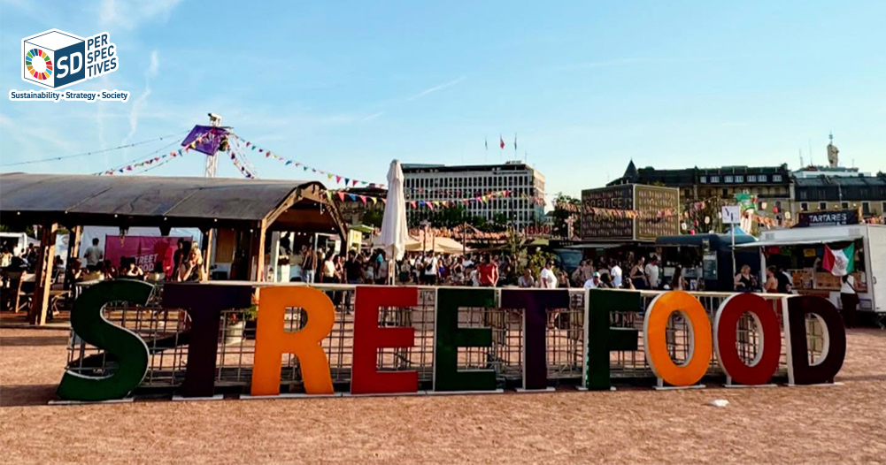 บรรยากาศ Geneva Street Food Festival พร้อมจุดคัดแยกขยะและการจัดการของเสียตามแนวคิด Zero Waste ในเมืองเจนีวา ประเทศสวิตเซอร์แลนด์ Visitors enjoying Geneva Street Food Festival with food stalls, reusable containers and waste sorting areas as part of sustainable event design in Switzerland.