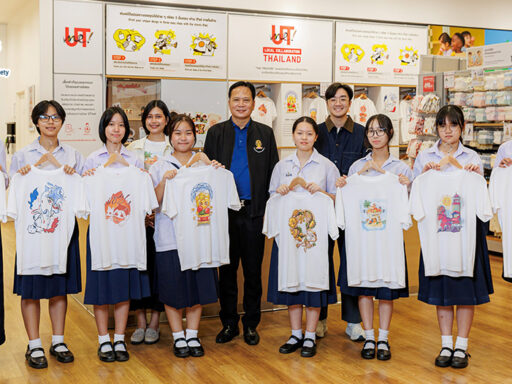 เสื้อ UTme! จำนวน 8 แบบจากผลงานนักเรียนโรงเรียนเตรียมอุดมศึกษาพัฒนาการ ภายใต้ธีม Thai Treasure ของยูนิโคล่ ประเทศไทย SD Perspectives : Sustainability & Brand Strategy Media in Thailand